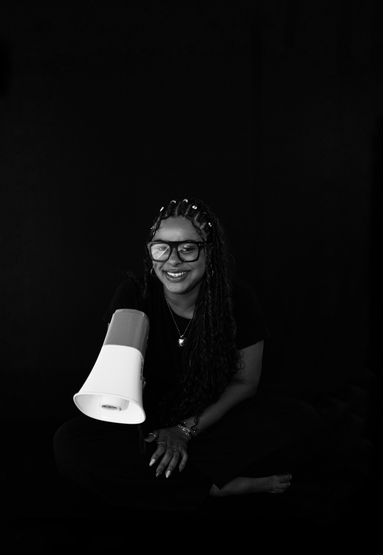Ayla Montenegro sentada com um megafone