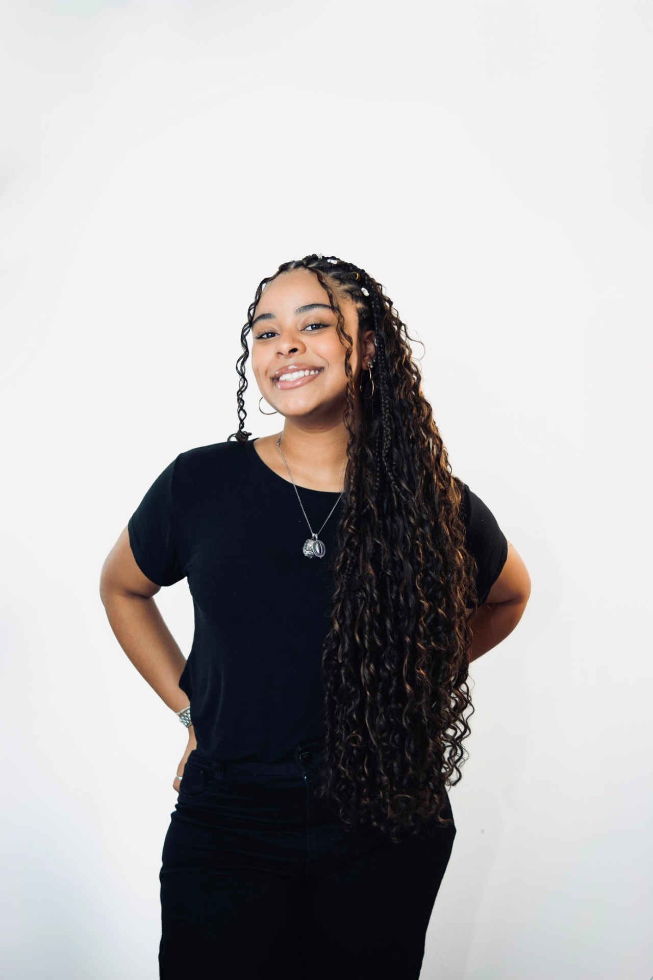 Ayla Montenegro sorrindo, retrato de estúdio